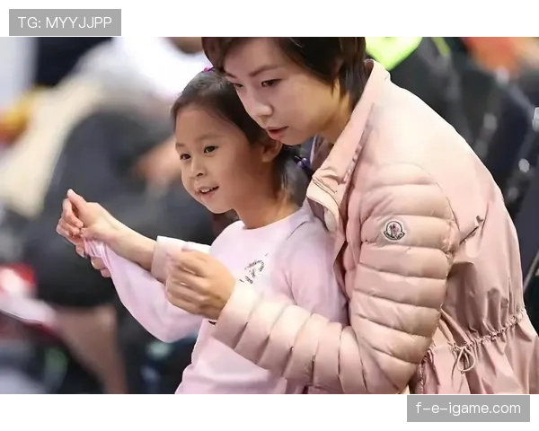 张怡宁家里随手一摆都是艺术品，床头那把旧球拍反差得让我笑出声